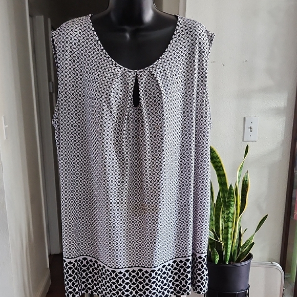 Liz Claiborne Tops - Liz Claiborne Black and White Sleeveless Keyhole Tunic